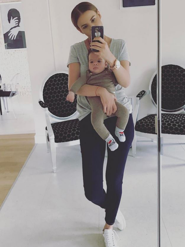 Marina Dina e o mămică foarte mândră şi se ocupă foarte atent de bebeluşii ei