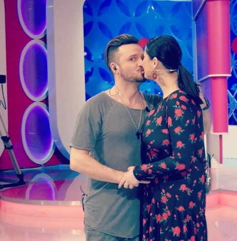 Tavi Clonda le-a arătat fanilor cum serbează ziua de Dragobete alături de soţie.