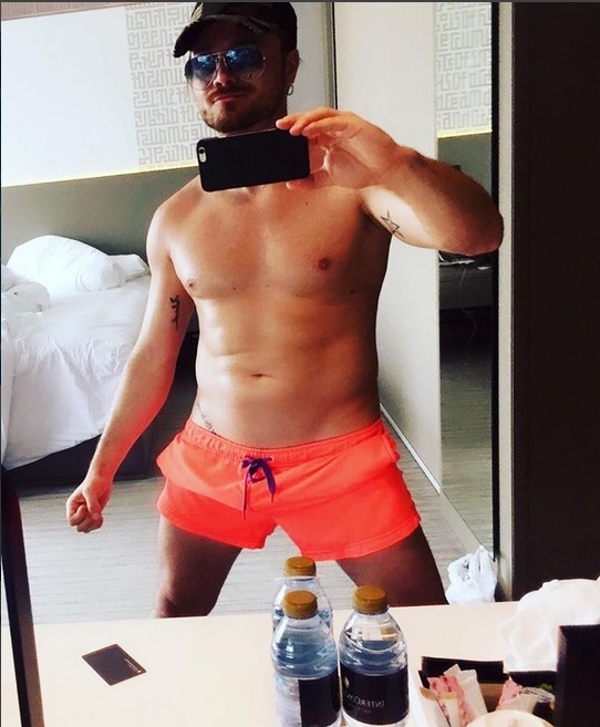 Tavi Clonda le-a încins imaginaţia fanelor cu fotografia sexy.