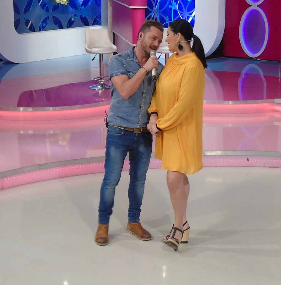 Gabriela Cristea şi-a etalat burtica de gravidă într-o nouă rochie de gravidă