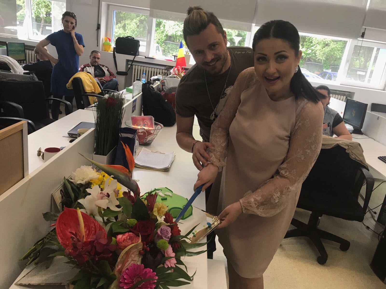 Gabriela Cristea şi Tavi Clonda au sărbătorit cu tort vestea că vor deveni părinţi