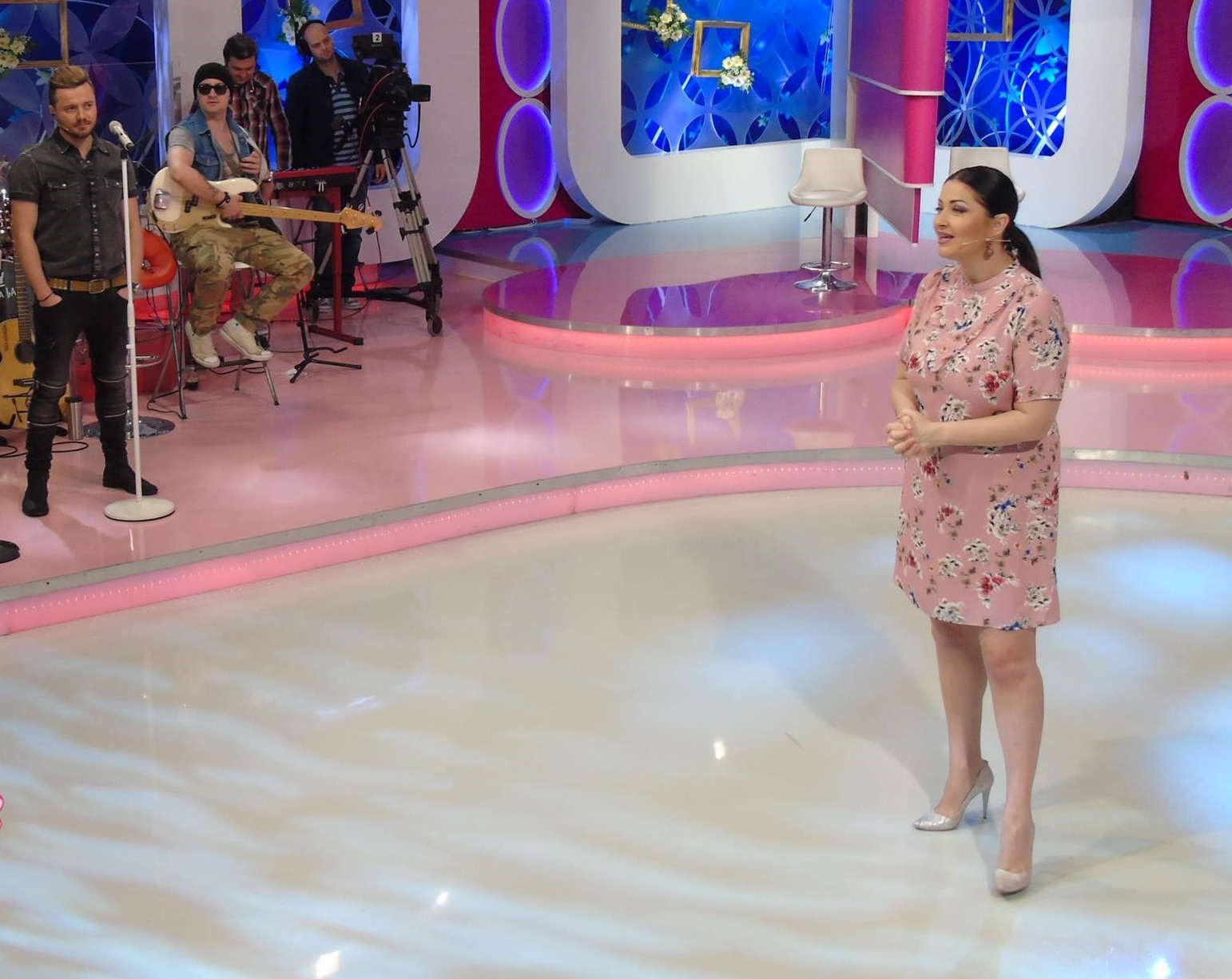 Gabriela Cristea nu renunţă la rochiile care-i maschează burta de gravidă