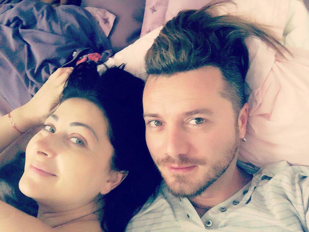 Gabi Cristea şi Tavi Clonda s-au pozat în pat