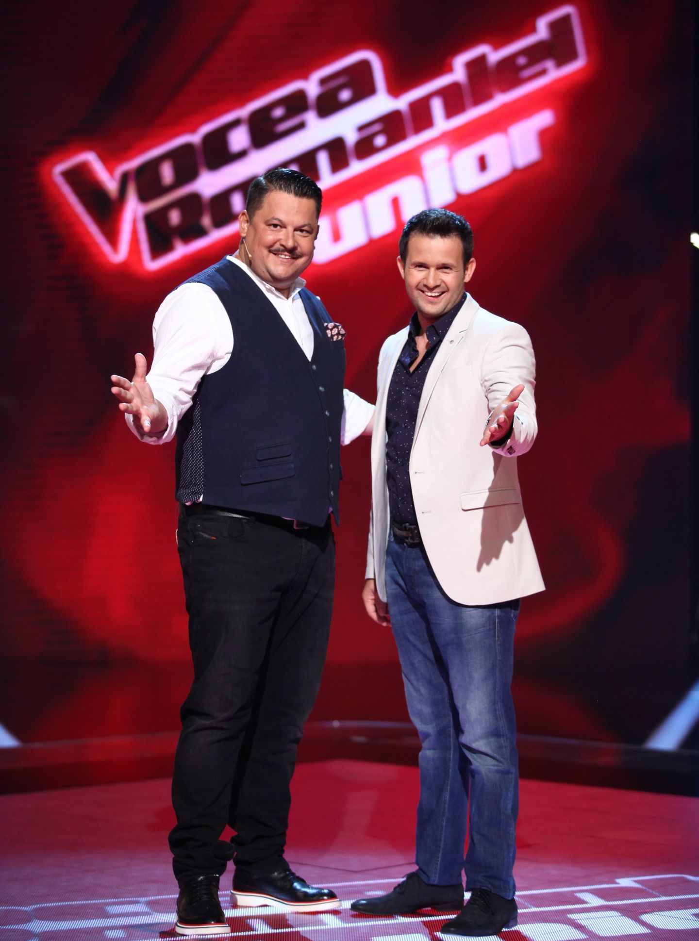 Şi cei doi prezentatori abia aşteaptă să înceapă emisiunea.