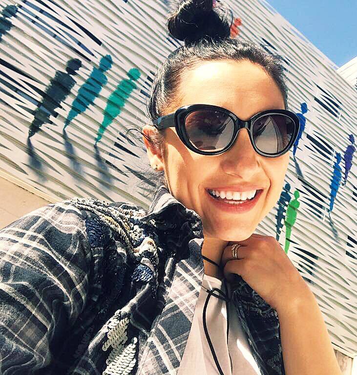 Andra ţine constant legătura cu admiratorii ei online.