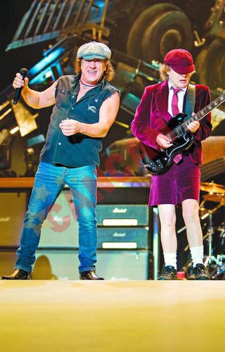 Rockerii de la AC/DC au dat spaga ca sa iasa din tara