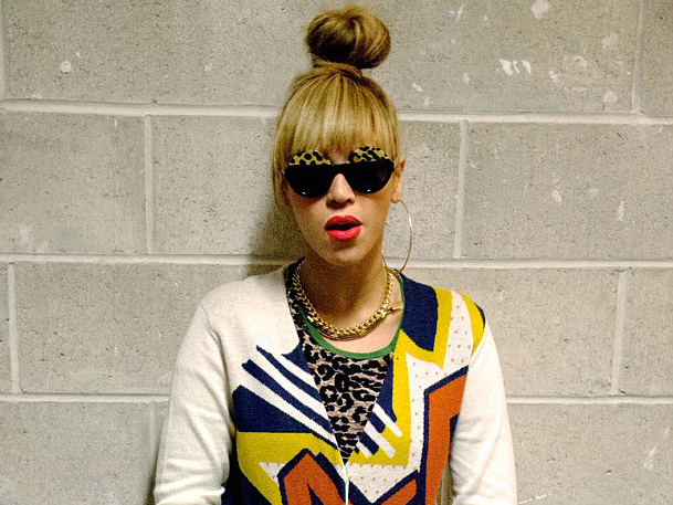 Uber cool! Beyonce şi-a arătat picioarele super sexy într-un pictorial ...