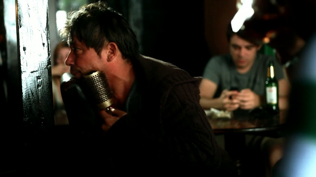 Rupt de beat! Abia sta pe scaun si se mangaie cu o perie! Afla ce ...