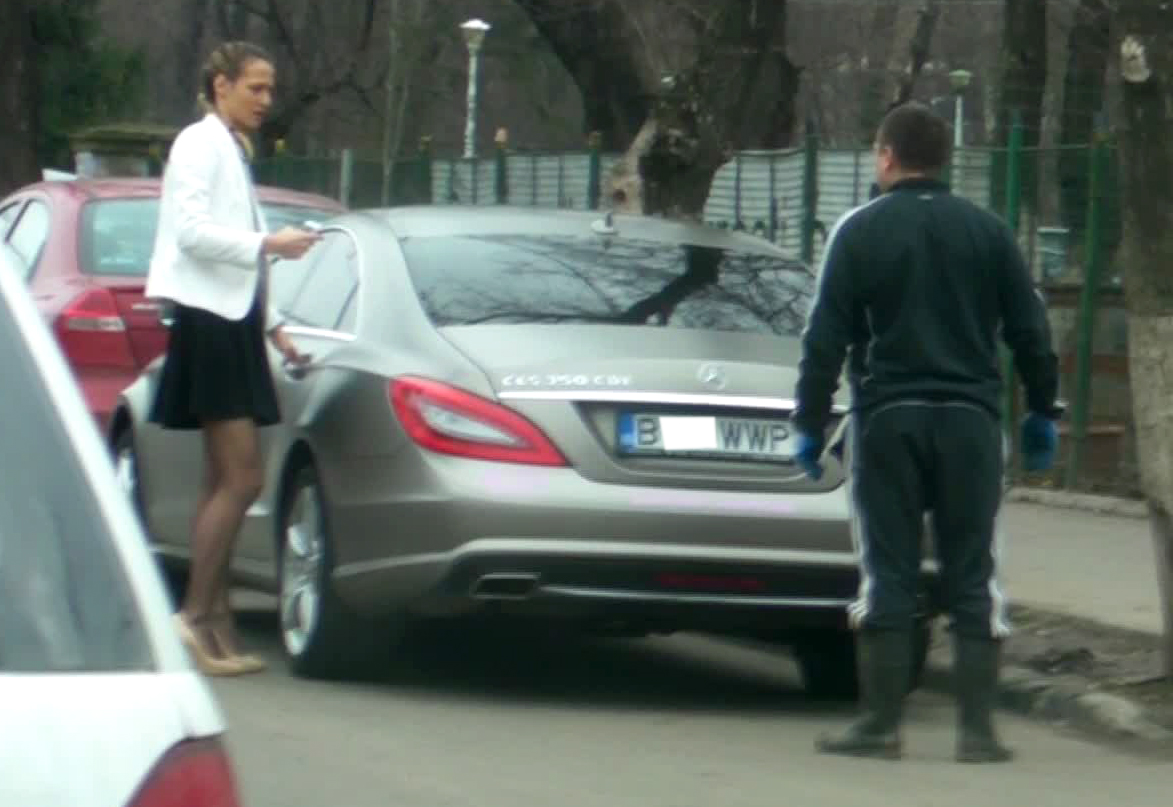 Camelia Potec Face Ravagii Nu Numai In Bazinul De Inot Ci Si Pe Strada A Vrajit Un Muncitor Cu Picioarele Ei Interminabile