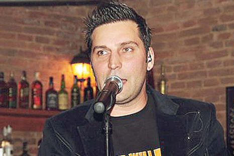 Il mai tii minte pe Adrian Filip, cantaretul din vechea trupa Axxa?! A ...