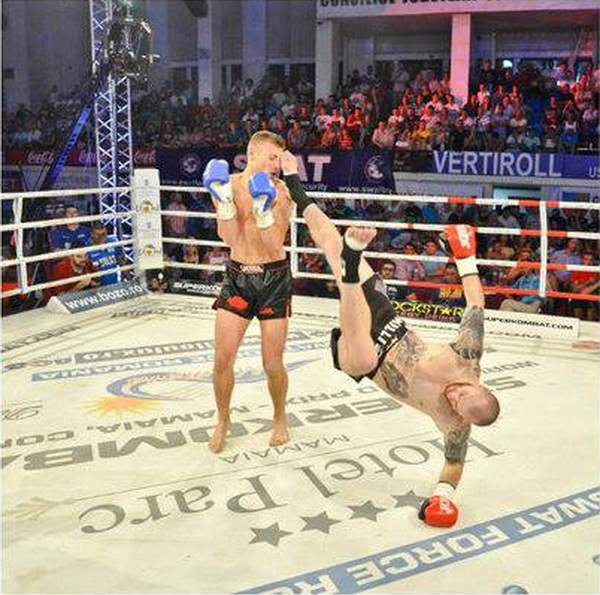 A uimit o lume intreaga cu KO-ul sau, insa acasa este un mielusel! Uite ...