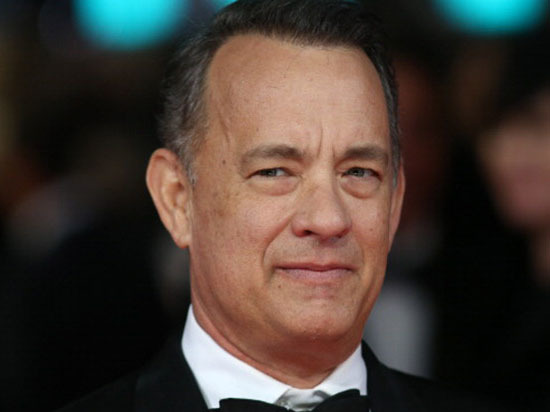 Imagine Stire Tom Hanks, filmat în timp ce tremură incontrolabil pe scenă. Actorul și-a îngrijorat fanii | 2review.ro