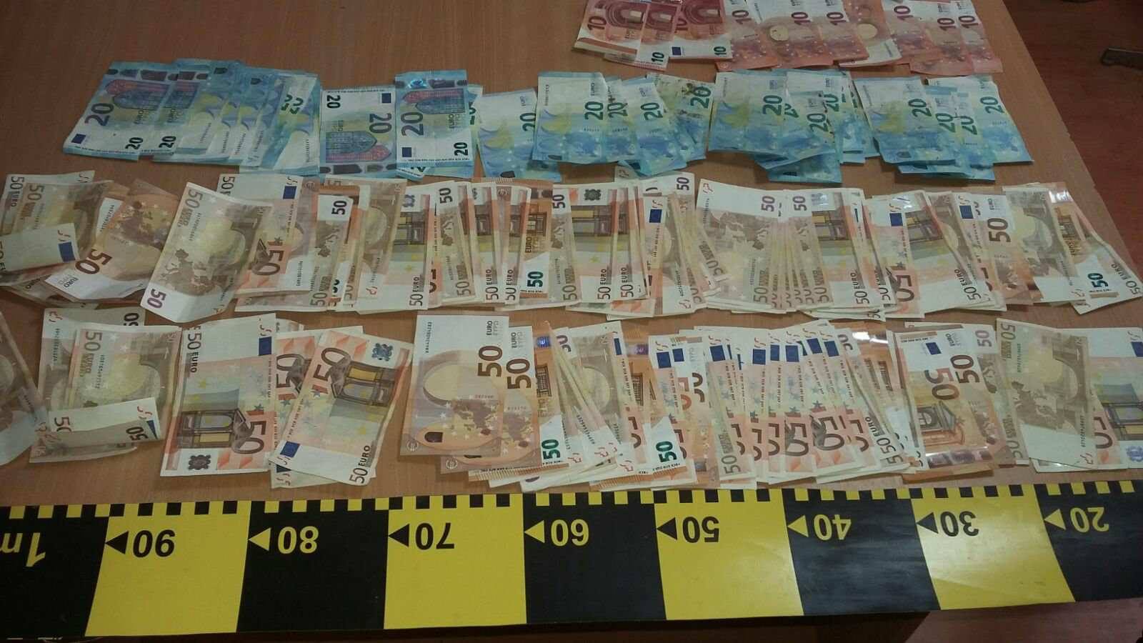 Foto O Pensionară Din Dolj A Găsit 5 900 De Euro Pe Drum Si A