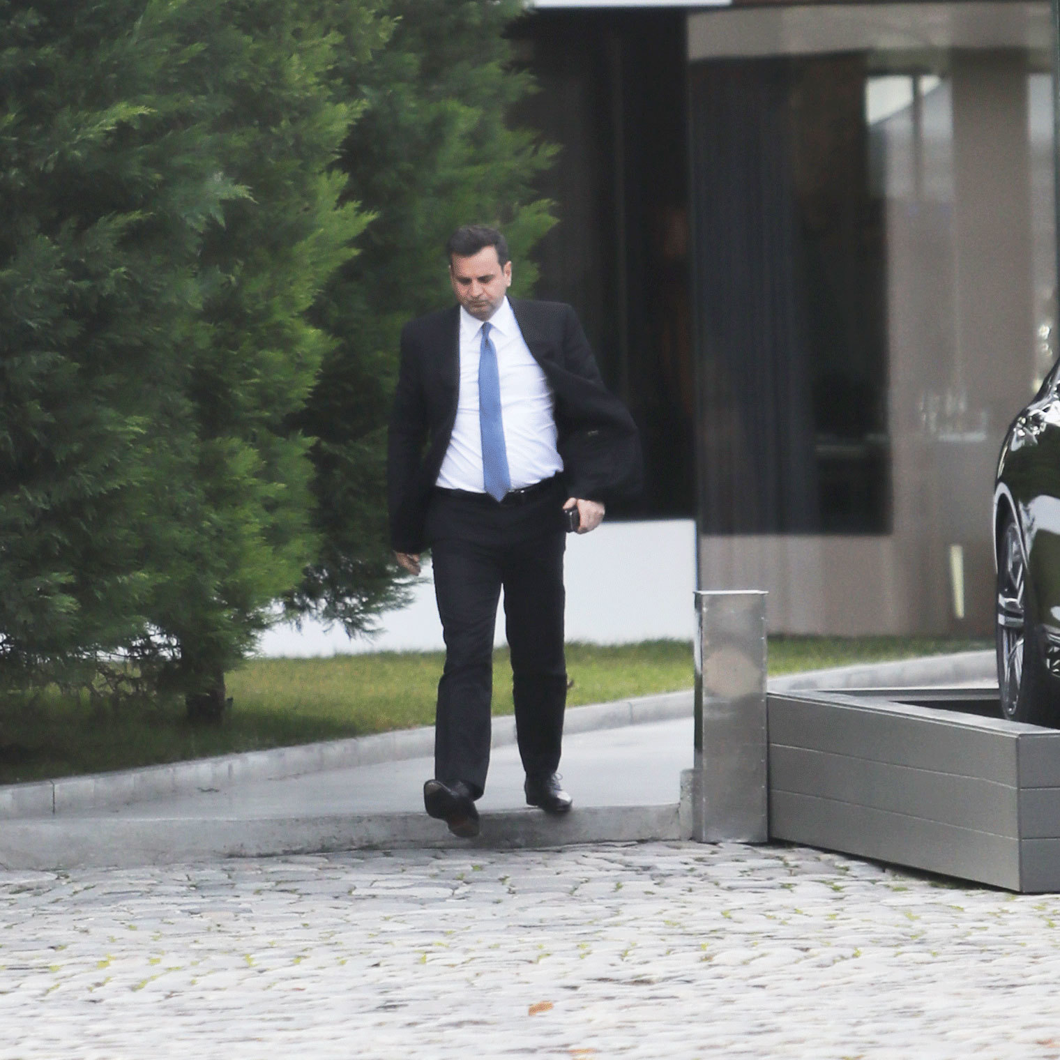 E printre cei mai discreţi CEO din România. El este omul de la care se ...