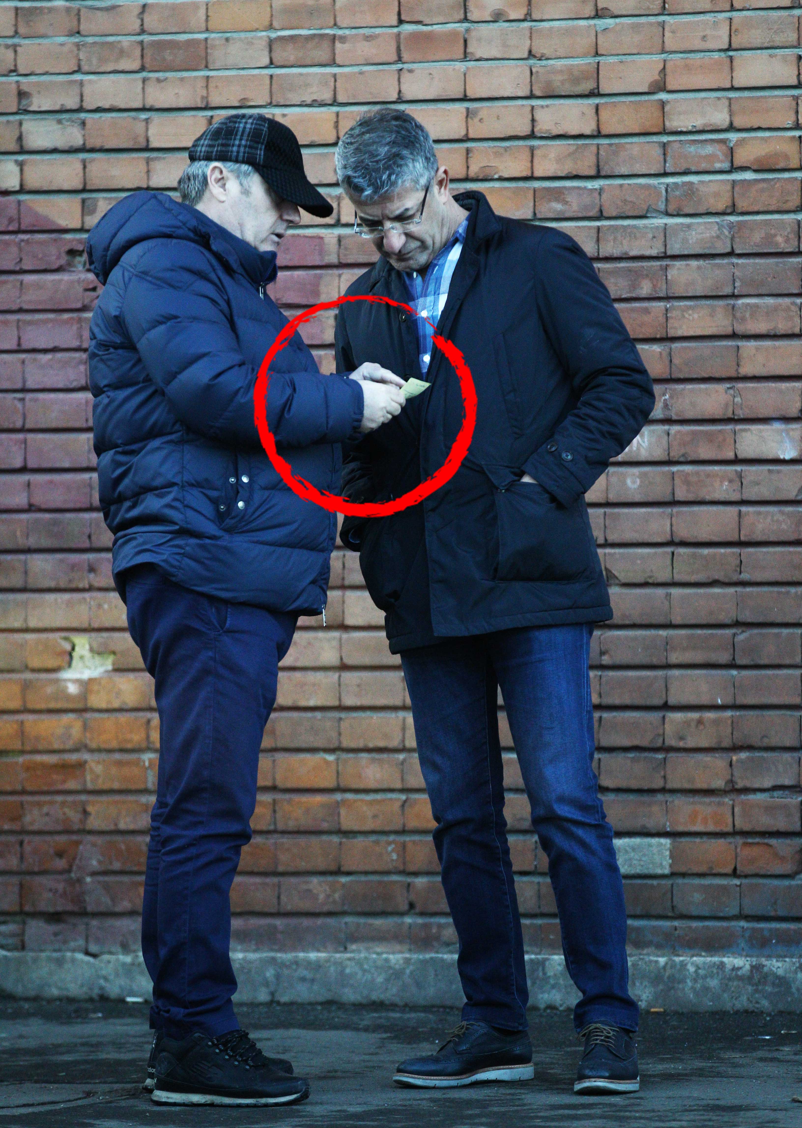 Intâlnirea discretă a avut loc pe trotuarul din spatele Pieței Obor