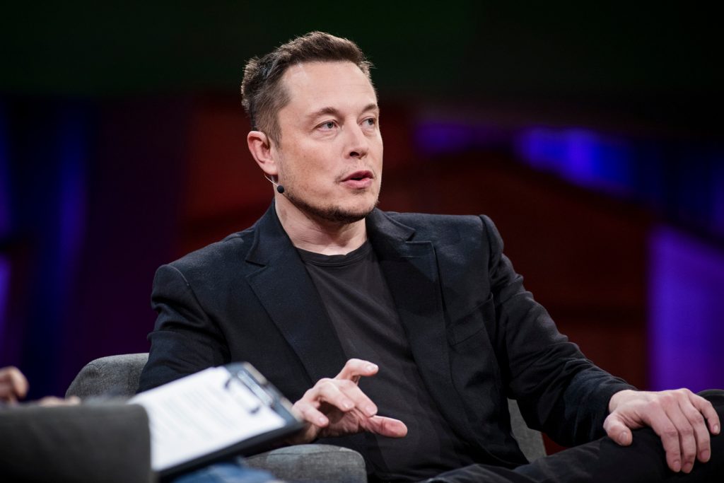 Imagine Stire DJ-ul lui Elon Musk a venit în România! Cum arată sexy-blondina care va face senzație la petrecea de Halloween de la Castelul Bran | 2review.ro