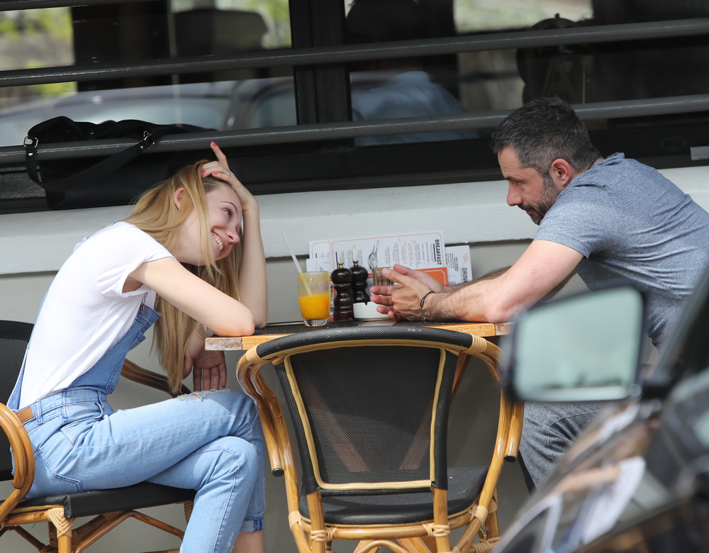 Stefan Lungu cu o blondina la cafenea