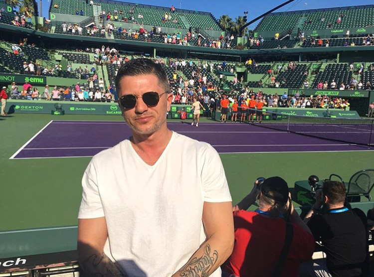 Theo Pasha are un CV de ”băiat de oras” 