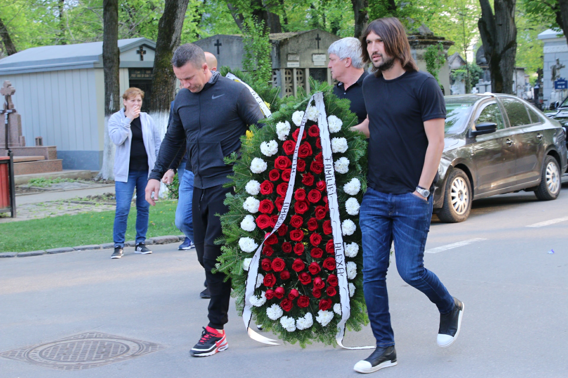 Dan Alexa a purtat o coroană mare de flori la priveghiul Ionelei Prodan