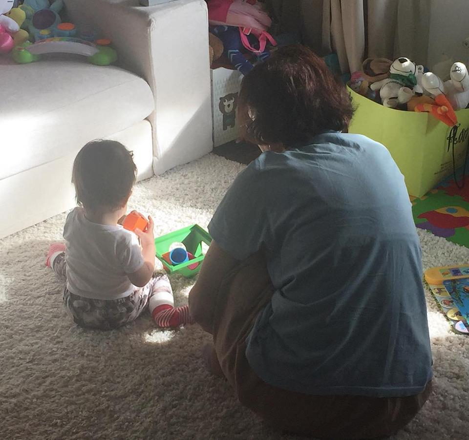 Fiica Simonei Gherghe, Ana Georgia, jucându-se cu bunica