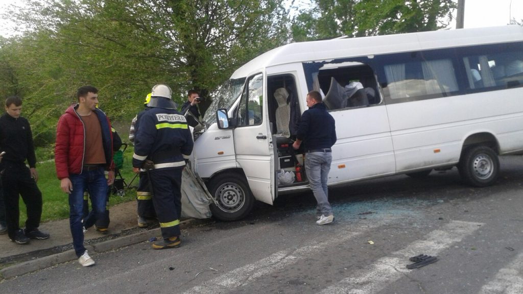 Accident Grav La Brașov Un Microbuz Plin Cu Sportivi A Lovit Un