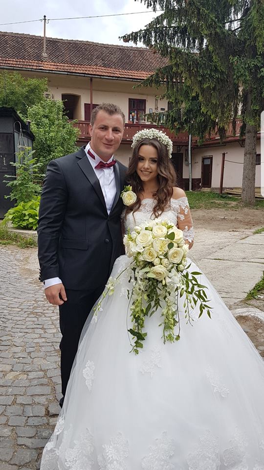 Marian Godină s-a căsătorit cu Georgiana Dascălu. Ce rochie frumoasă poartă mireasa
