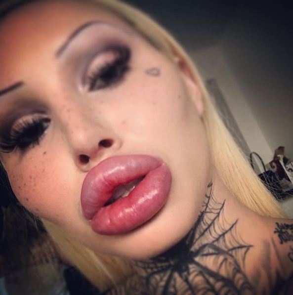 Model de OnlyFans, dat jos din avion pentru că are sânii prea mari. Cât de mare este bustul lui Mary Magdalene