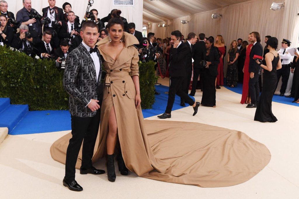 Imagine Stire Bucurie mare! Priyanka Chopra și Nick Jonas au devenit părinți | 2review.ro