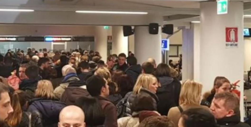 Pasageri români, blocați pe aeroportul din Roma
