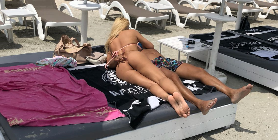 Iubitul Simonei nu s-a putut abține să n-o atingă