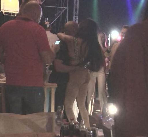 Actorul american și Laurette se îmbrățișează, înainte de a se trage în poză