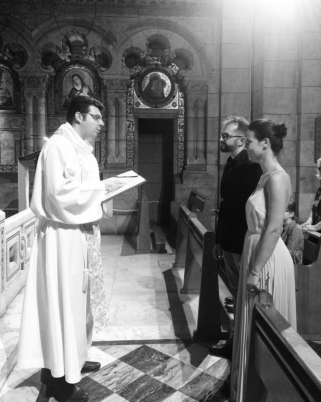 foto Andreea Moldovan si sotul sau în biserica