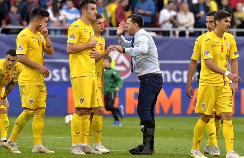 Cosmin Contra le dă sfaturi jucătorilor, la meciul cu Serbia