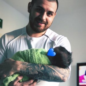 foto Catalin Visinescu cu bebelusul in brate