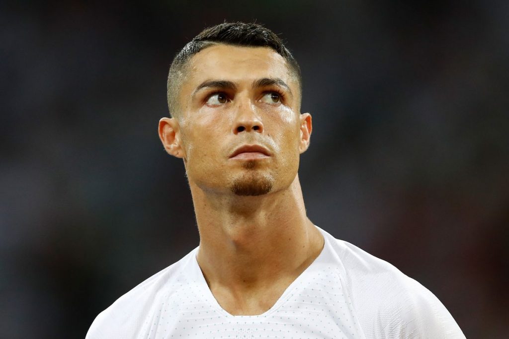 Imagine Stire Unul din gemenii născuți de soția lui Cristiano Ronaldo a murit la naștere. Anunțul a fost făcut de celebrul fotbalist | 2review.ro