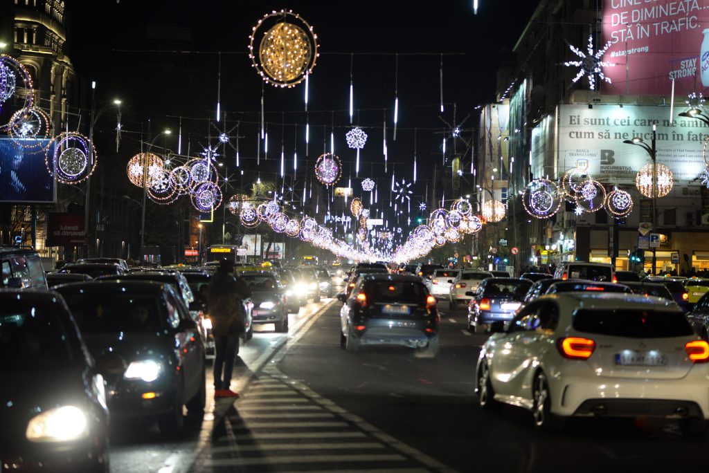 S-au aprins luminițele de Crăciun în București. Cât va plăti municipalitatea pentru instalațiile luminoase din acest an