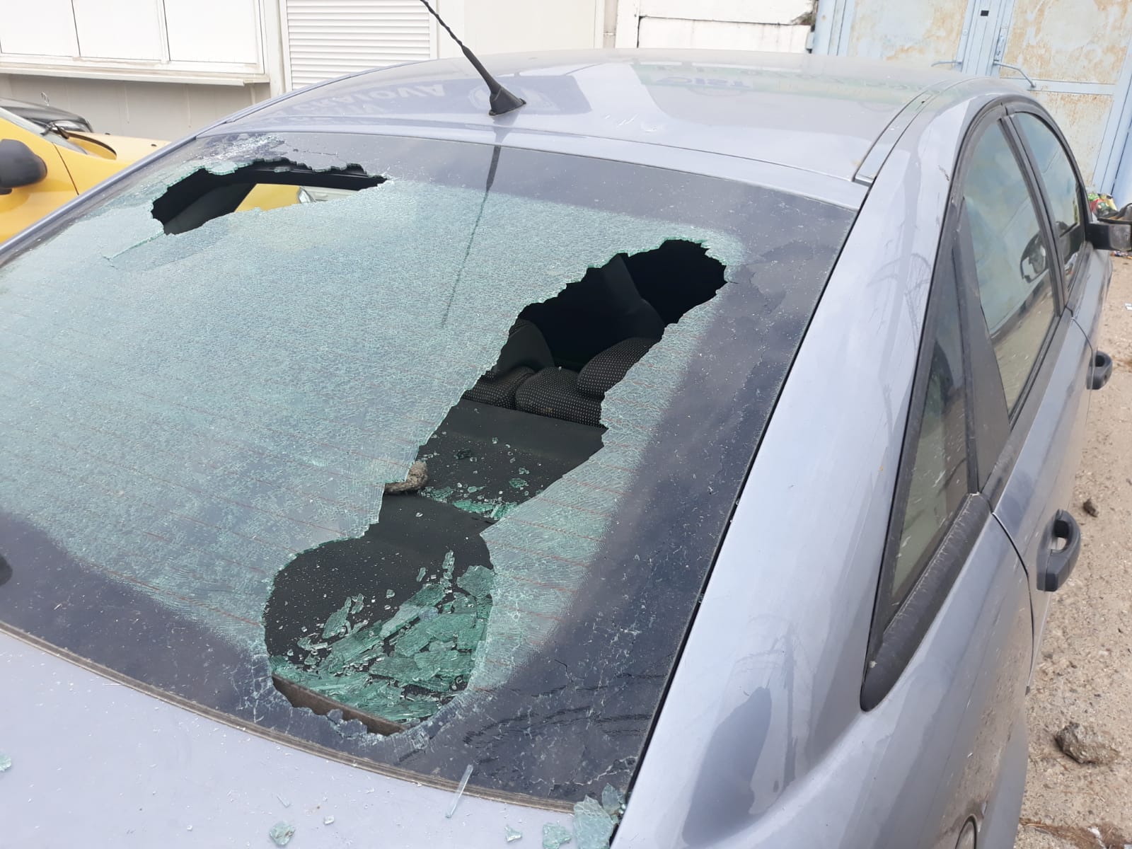 Una dintre mașinile vandalizate