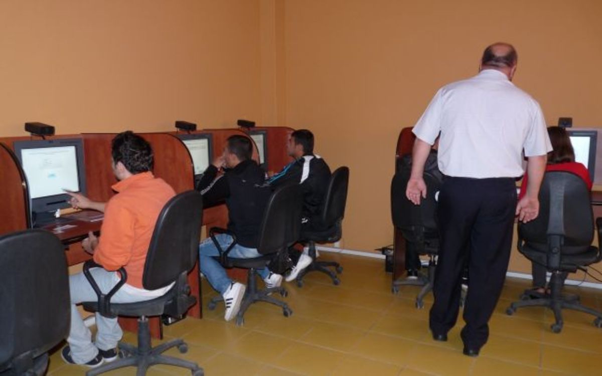 Cum A Vrut SÄƒ Copieze Un TanÄƒr Din Alexandria La Proba ScrisÄƒ A Examenului Auto PoliÈ›iÈ™tii Au Avut Un È™oc Cand L Au VÄƒzut Video