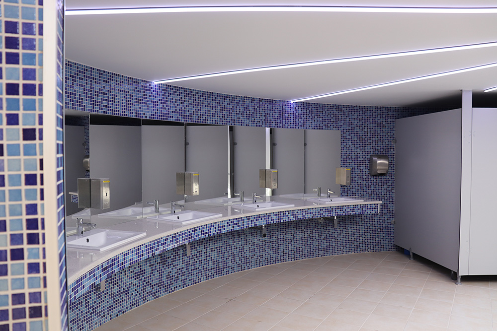 Femeia de serviciu a găsit un portofel în toaletă, dar nu l-a predat și a fost condamnată la închisoare