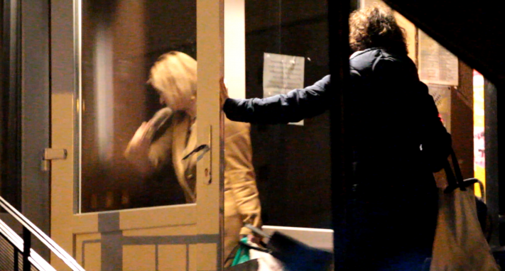 Luciana, ajutată de o vecină ca să intre în bloc