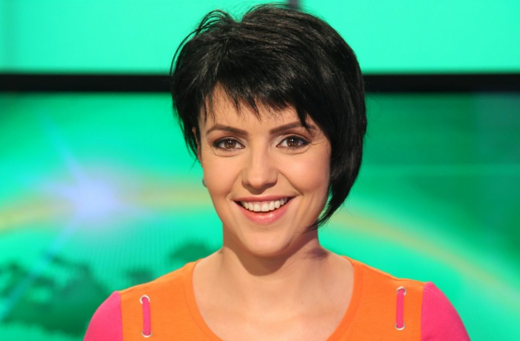 Imagine Stire De ce nu s-a căsătorit niciodată Raluca Arvat, fosta vedetă de la Pro Tv. Cum arată astăzi, actuala prezentatoare a Televiziunii Naționale | 2review.ro