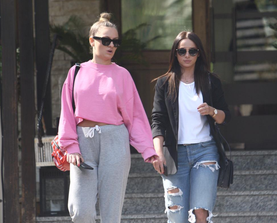 Alexandra Stan și-a prins de mână prietena și au defilat ca două ”căprioare”