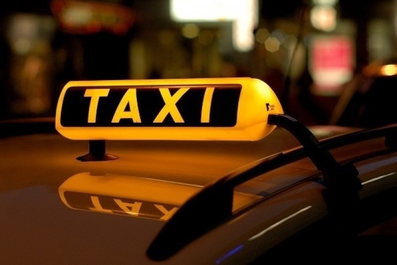 Un șofer de taxi din Iaşi a fost bătut cu bestialitate de trei clienți. Motivul este halucinant