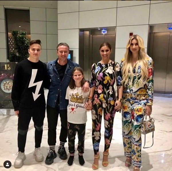 Anamaria Prodan și Laurențiu Reghecampf, alături de copiii lor: Luca, Bebeto și Sarah. Sursa foto: Instagram