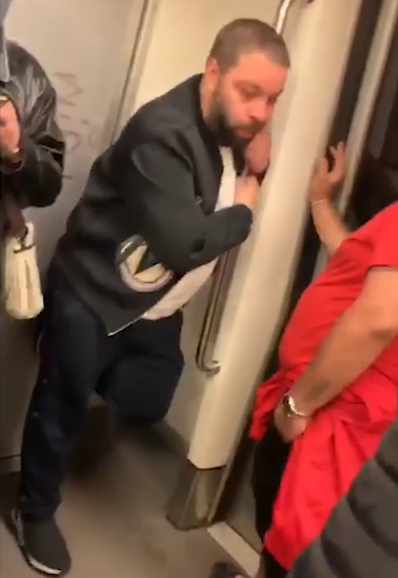 Florin Salam în metrou, vizibil obosit
