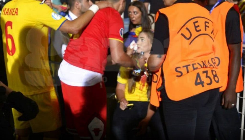 Imagini șocante la meciul România-Franța. Iubita lui Cristi Manea, lovită cu piciorul în gură de un suporter. Sursa foto: gsp.ro