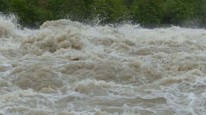 Vine urgia în România! După ploile abundende, hidrologii anunță cod galben de inundații!