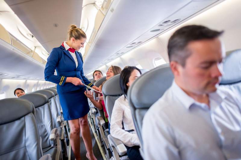 Ce salariu are o stewardesă la Wizz Air. Cât câștigă lunar