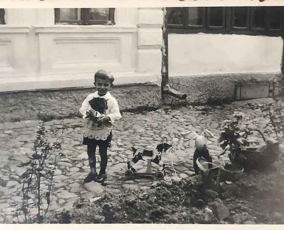 Fotografie de album cu tatăl Amaliei Năstase pe vremea când era copil. Sursa foto: Instagram