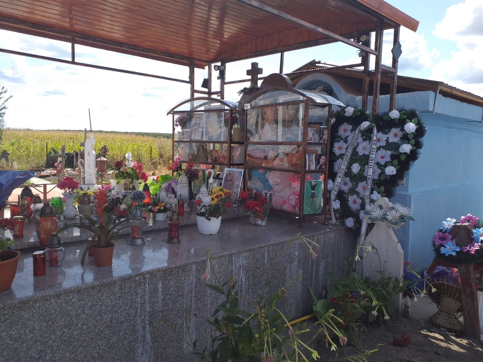 Mormântul Denisei Manelista, un adevărat loc de pelerinaj